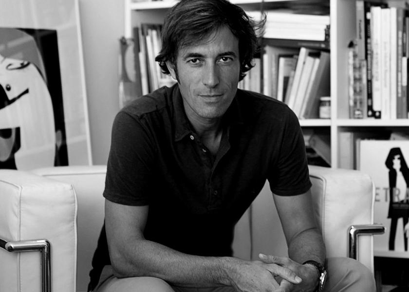 JORGE ARÉVALO FOTOGRAFIADO EN SU ESTUDIO