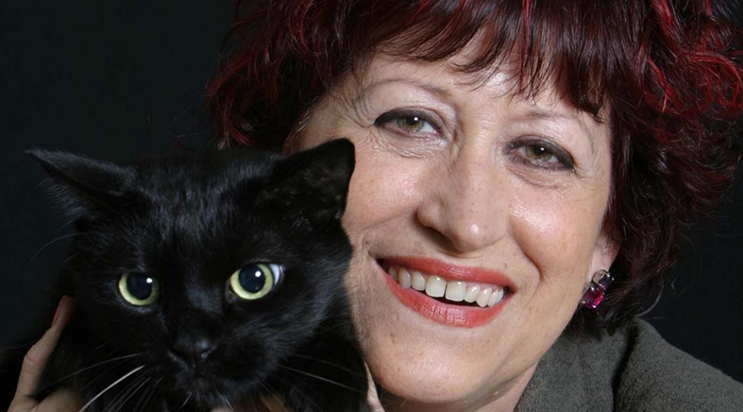 Pilar Aymerich, Premio Nacional de Fotografia en 2021, posa junto a su gato