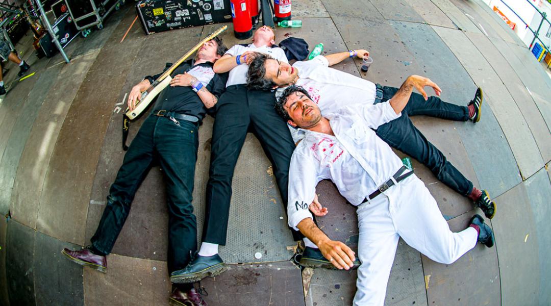 El grupo madrileño Biznaga totalmente desfondado tras finalizar un concierto