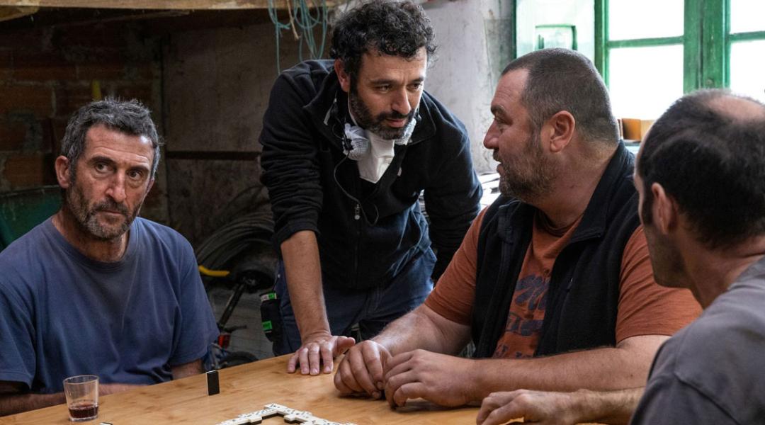El director Rodrigo Sorogoyen, junto a Luis Zahera y Denis Ménochet, en el rodaje de ‘As Bestas’
