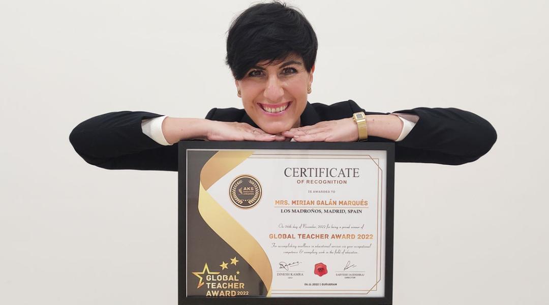 Mirian Galán poses with the certificate appointing her one of the best teachers in the world