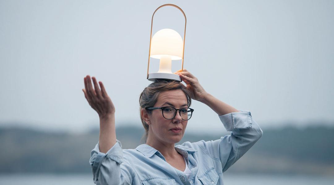 La diseñadora Inma Bermúdez posa con la lámpara ‘FollowMe’, una de sus creaciones más icónicas