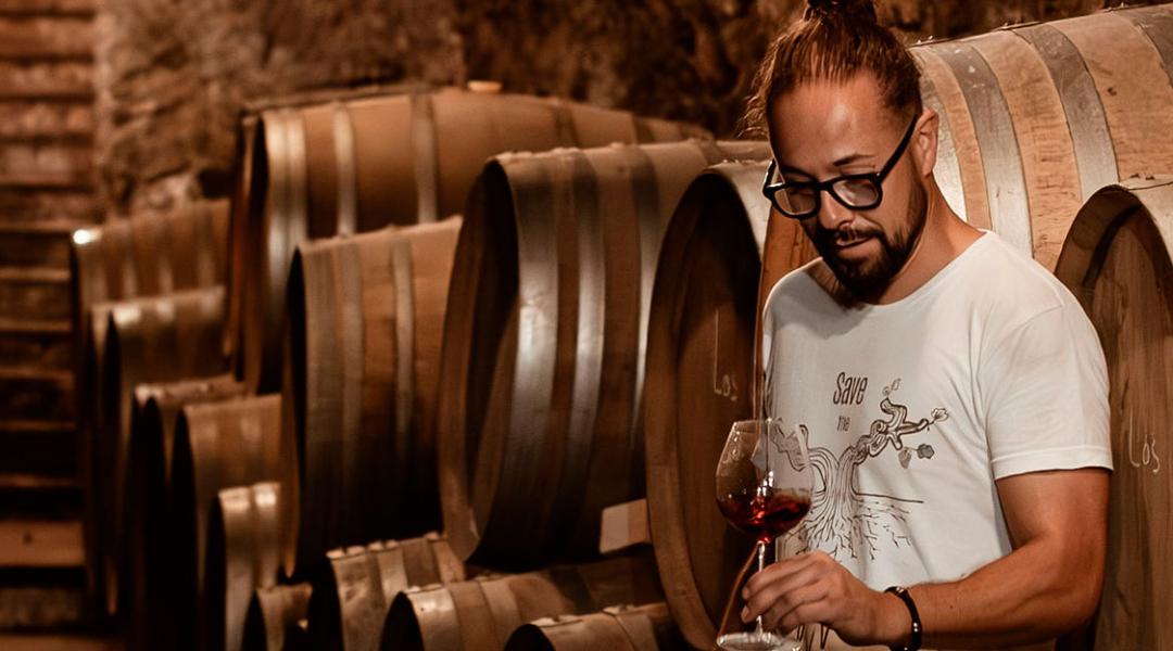 Fernando Mora es Master of Wine (MW), una certificación exclusiva otorgada por el Institute of Masters of Wine de Londres