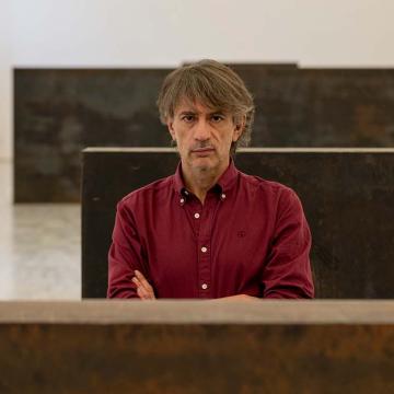 Juan Tallón junto a la escultura de Richard Serra que protagoniza su nueva novela: ‘Obra maestra’. 
