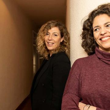 Yolanda Serrano (izquierda) y Eva Leira (derecha) posan a las puertas de su oficina en Madrid.