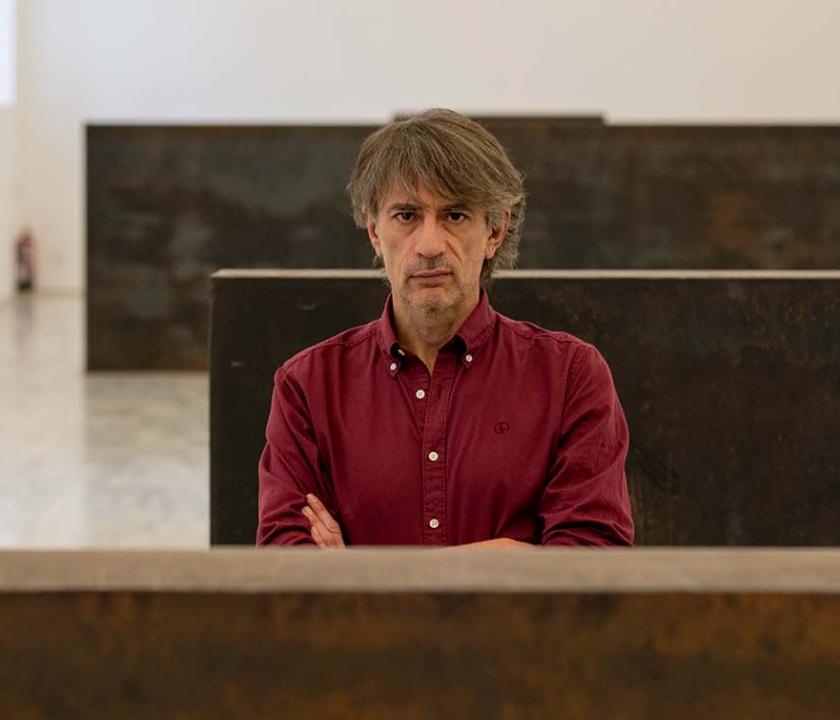 Juan Tallón junto a la escultura de Richard Serra que protagoniza su nueva novela: ‘Obra maestra’. 