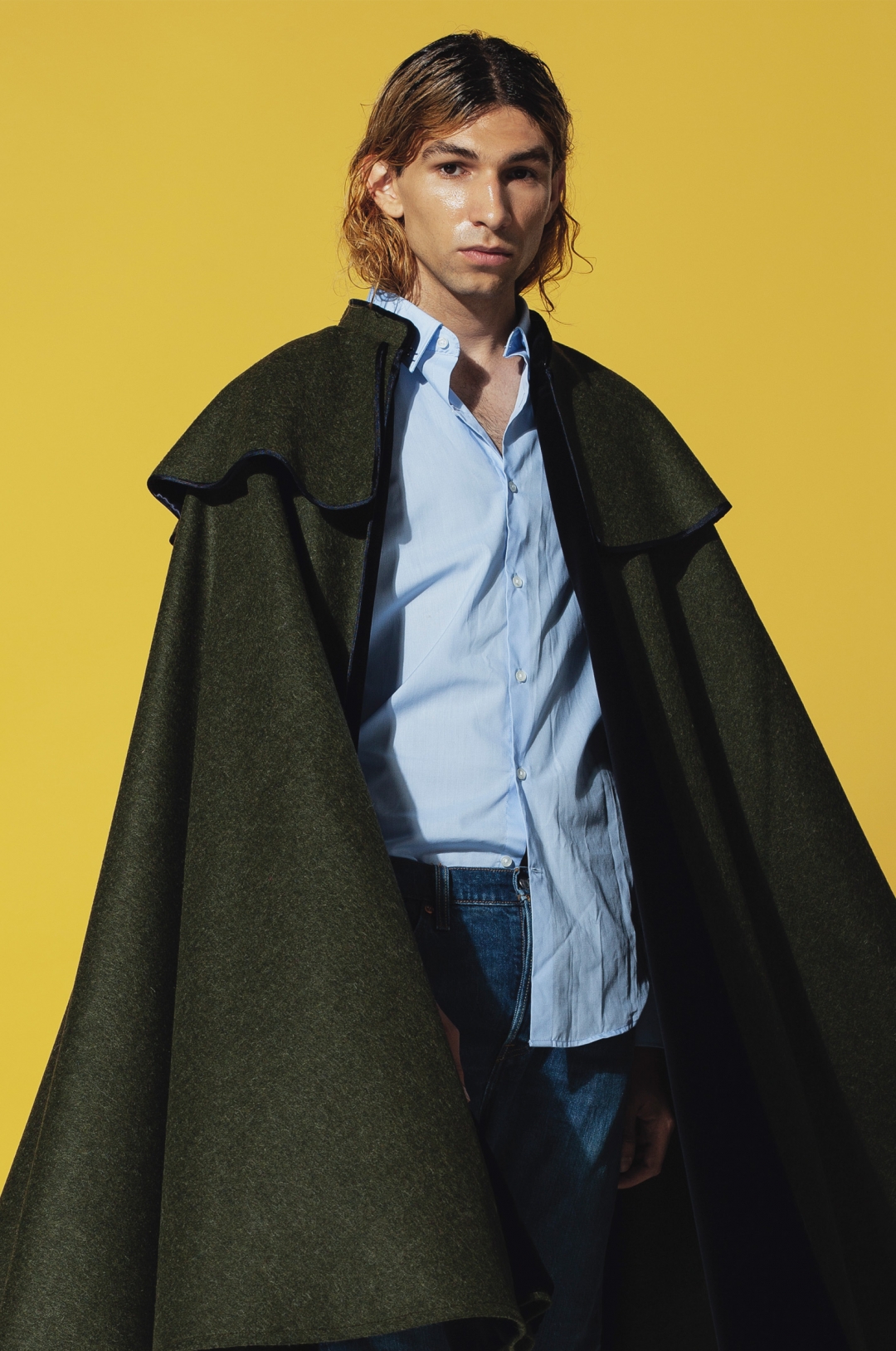 PHOTOGRAPHY OF A MODEL WITH CAPE COAT OF THE COLLECTION.