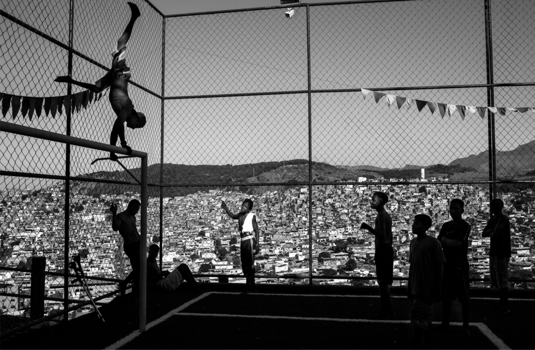 Varios jóvenes se divierten en un campo de futbol en el Complexo da Penha, en Río de Janeiro.