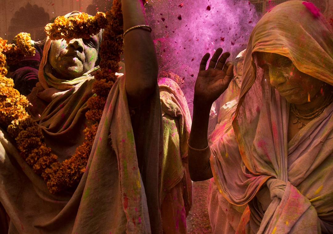 Fotografía de Mujeres participando en la ceremonia de Holi