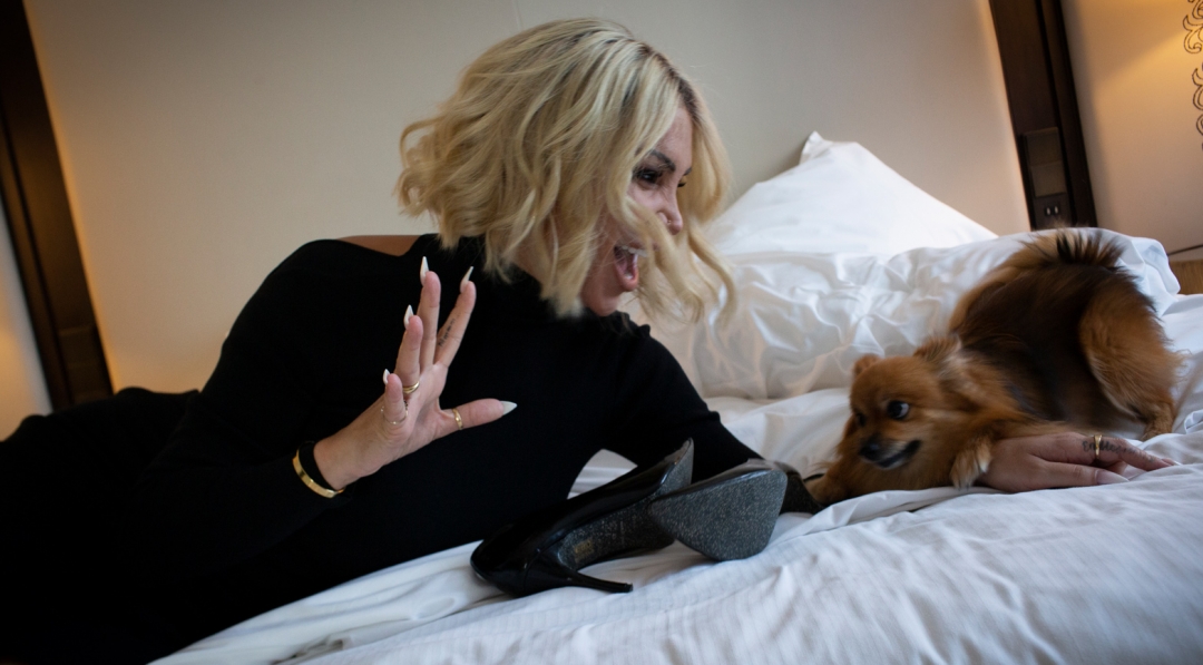 La actriz y su perrita Nala, en el hotel Palace de Madrid, preparándose para los Premios PLATINO. 