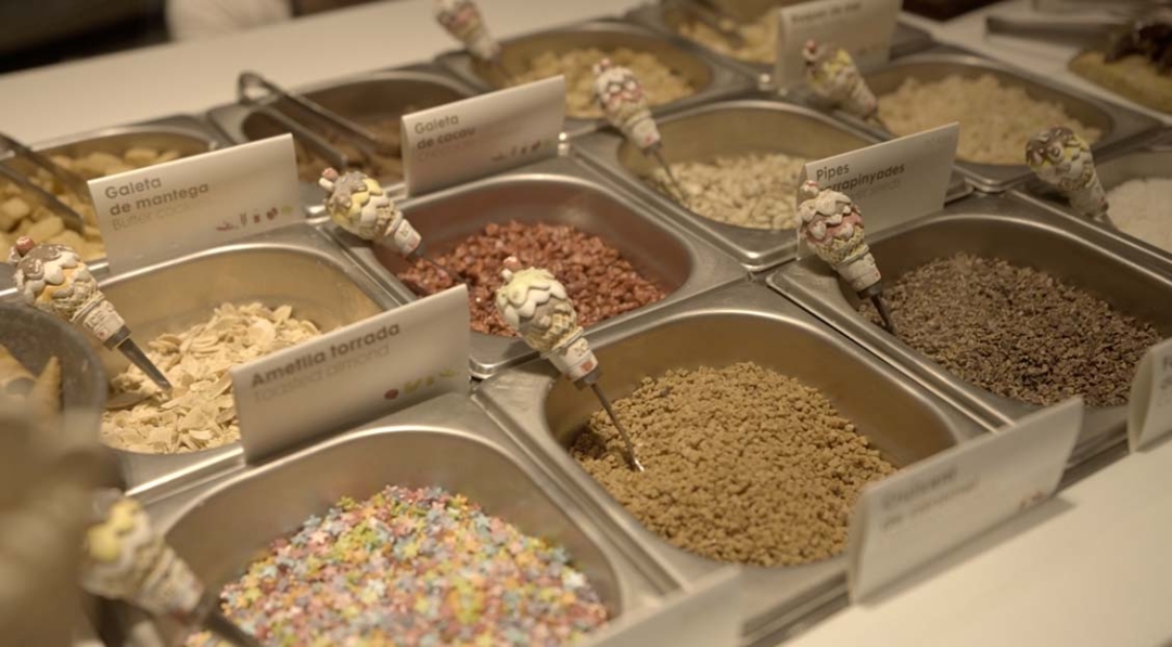 Los clientes de Rocambolesc pueden jugar con los diferentes ‘toppings’ para crear su propio helado