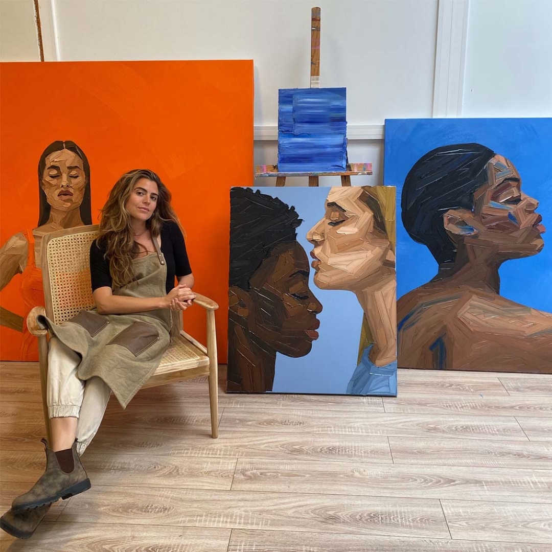 Las mujeres del mundo son las protagonistas en la obra de la joven pintora mallorquina Elena Gual