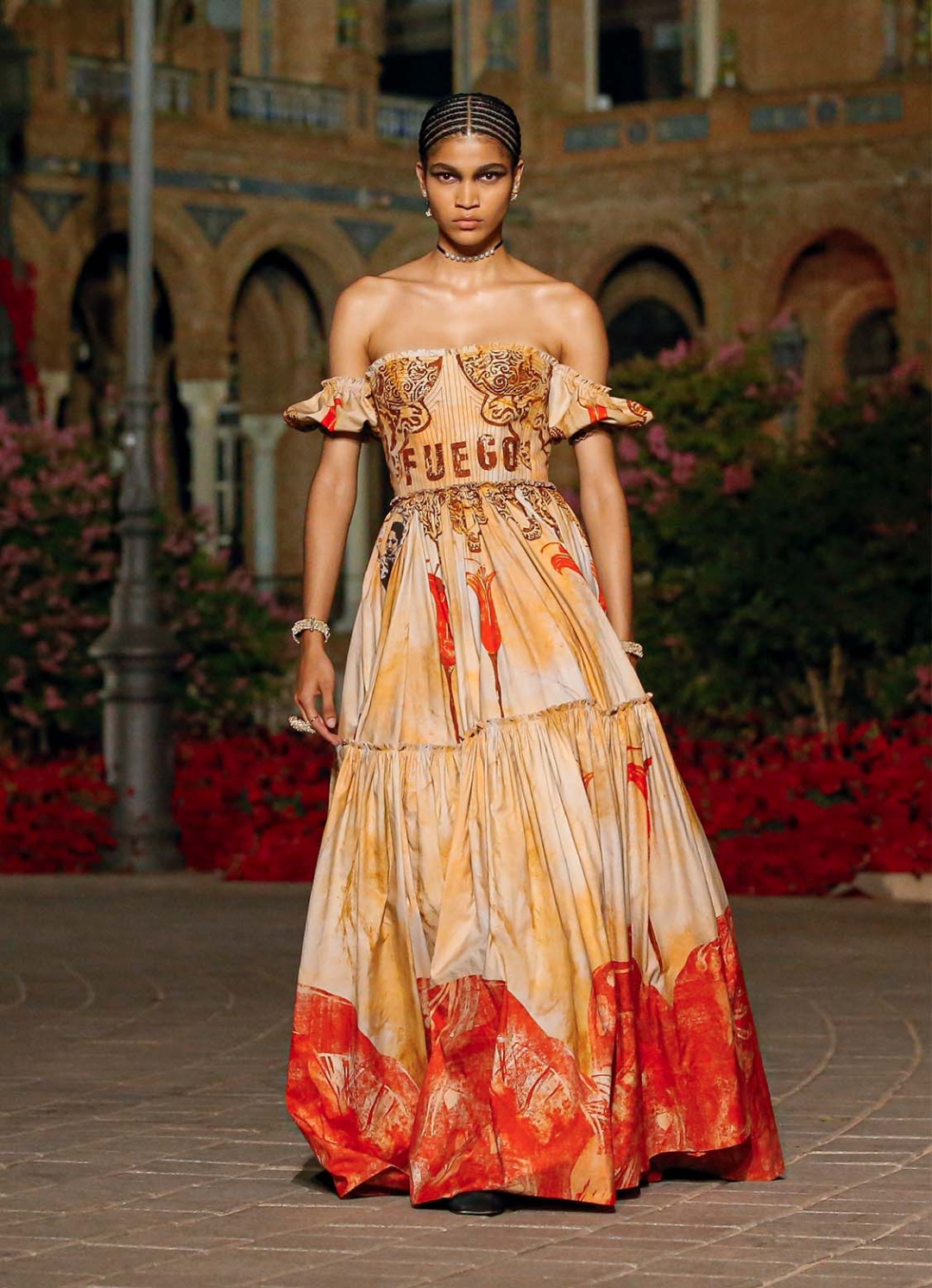 Vestido con estampados de María Ángeles Vila para el desfile Dior ‘Cruise 2023’, en Sevilla