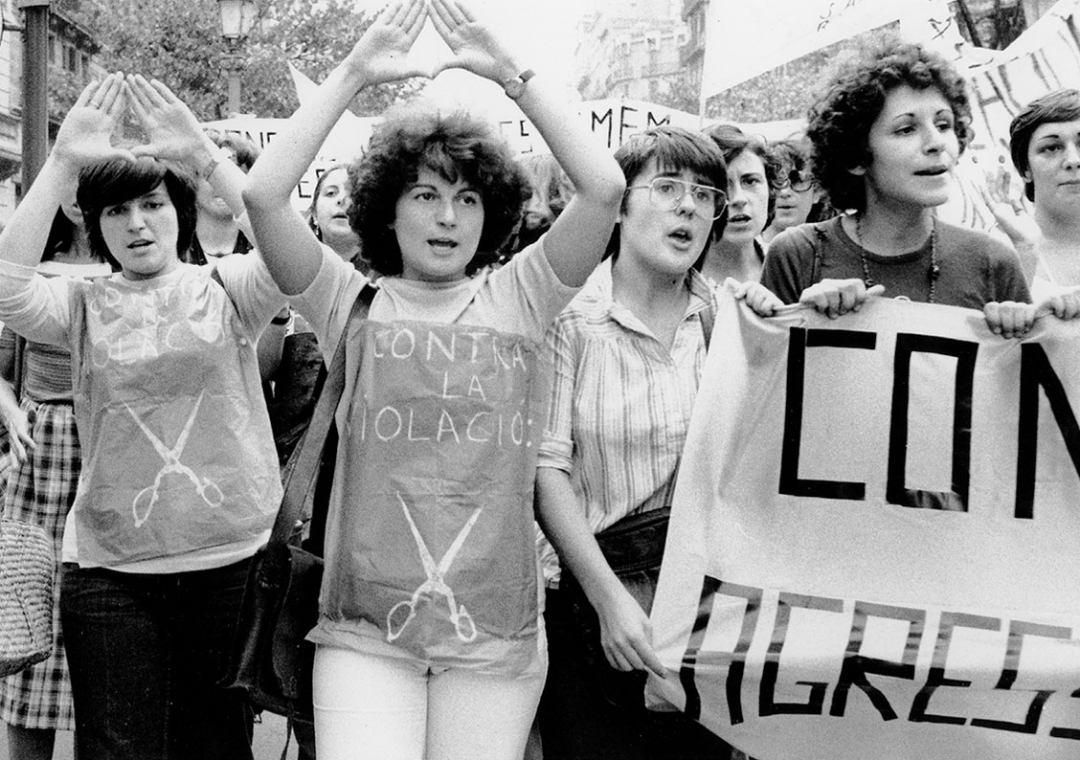 Mujeres durante una manifestación feminista contra el maltrato y la violación en 1977