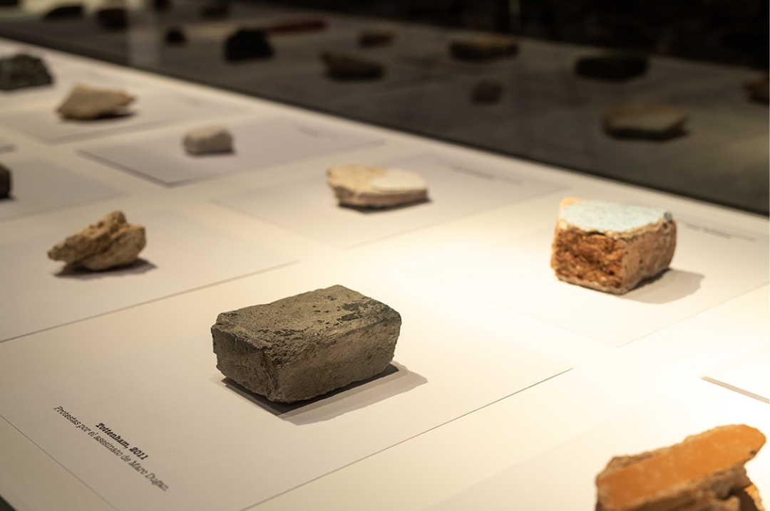 En ‘Museo Arqueológico de la Revuelta’, Avelino Sala ha recopilado piedras de diferentes manifestaciones del mundo