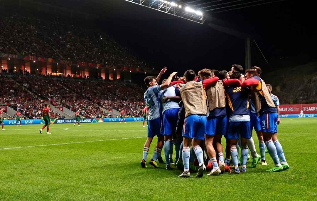 Los jugadores de la selección española se funden en un abrazo durante un partido