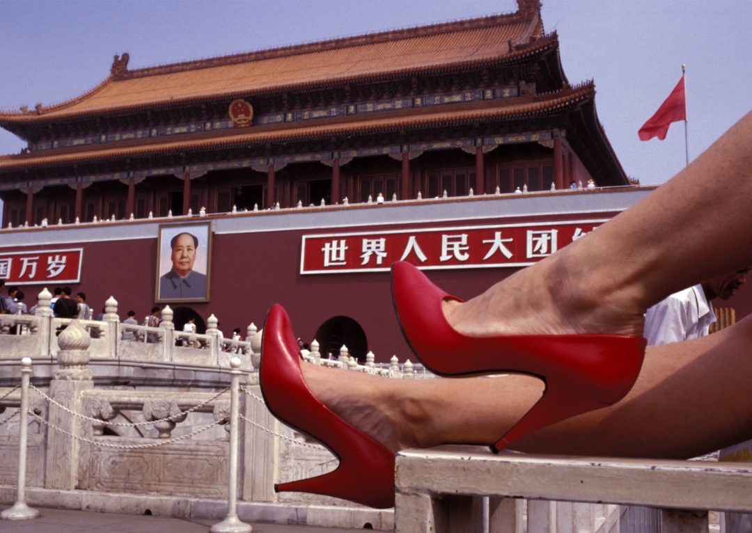 Los zapatos rojos, en este caso en la plaza de Tiananmén de Pekín, son una de las señas de identidad de Tino Soriano