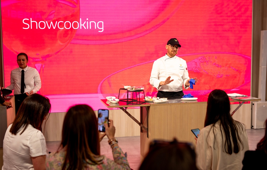 Among the gastronomic activities available at Espacio Iberia, the showcookings stand out