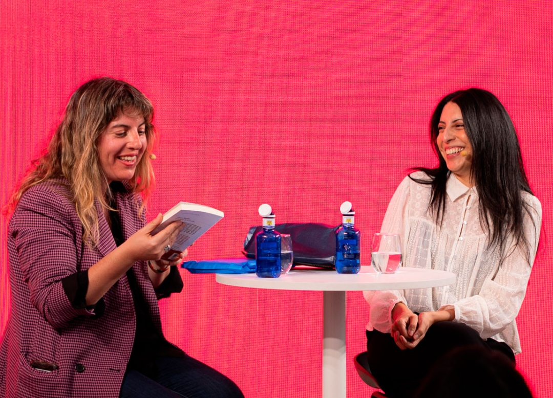 Las escritoras Laura Fernández y Mónica Ojeda tuvieron una cita literaria a ciegas en Espacio Iberia