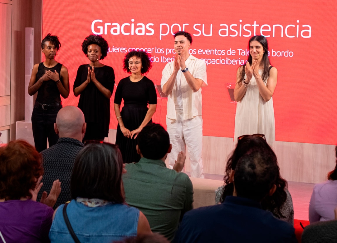 Somaya Taoufiki, Claudia Coelho, Astrid Jones, Yasser Doutroi y Artemisa Samedo reciben el aplauso del público