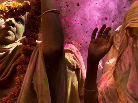 Fotografía de Mujeres participando en la ceremonia de Holi 